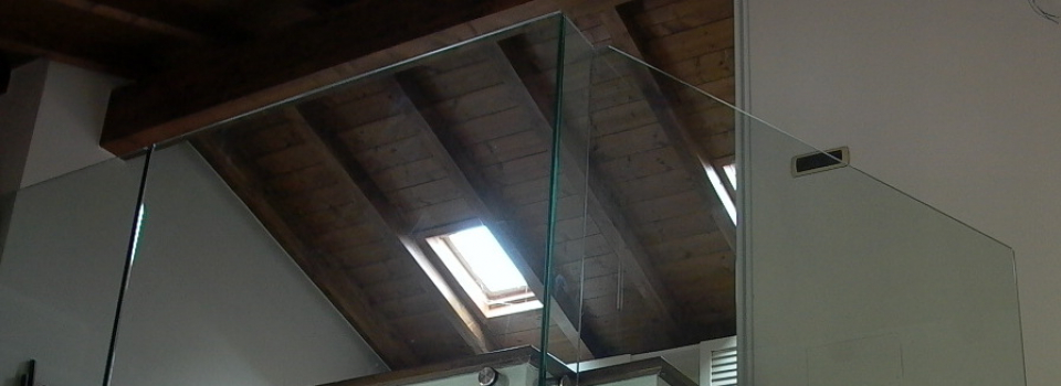 parapetto in vetro in una casa